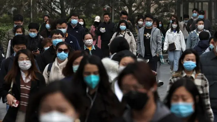 warga-china-memakai-masker-saat-jam-kerja-reuterstingshu-wang_169