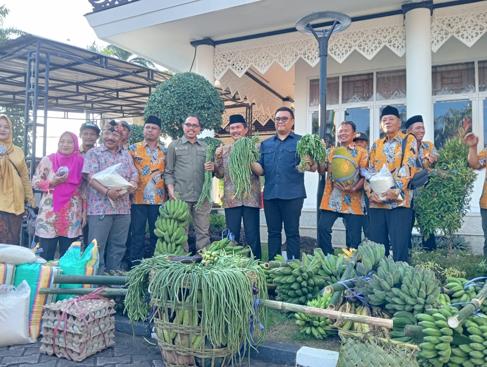 Bupati Kukar Terima Hasil Bumi Desa Mulawarman, Janjikan Dukungan Penuh untuk Pertanian