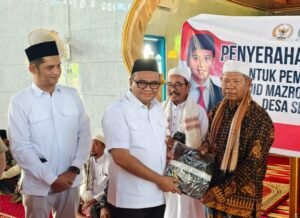 Hendra Anggota DPRD dapil 2 (kiri) didampingi Bupati Kukar Aulia Rahman Basri saat menyerahkan bantuan mesjid desa segihan
