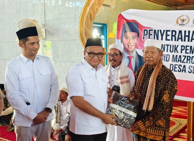 Hendra Anggota DPRD dapil 2 (kiri) didampingi Bupati Kukar Aulia Rahman Basri saat menyerahkan bantuan mesjid desa segihan