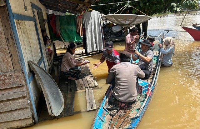 Jalan Terendam, Warga Terpaksa Pakai Ketinting, Hambat Aktivitas Ekonomi