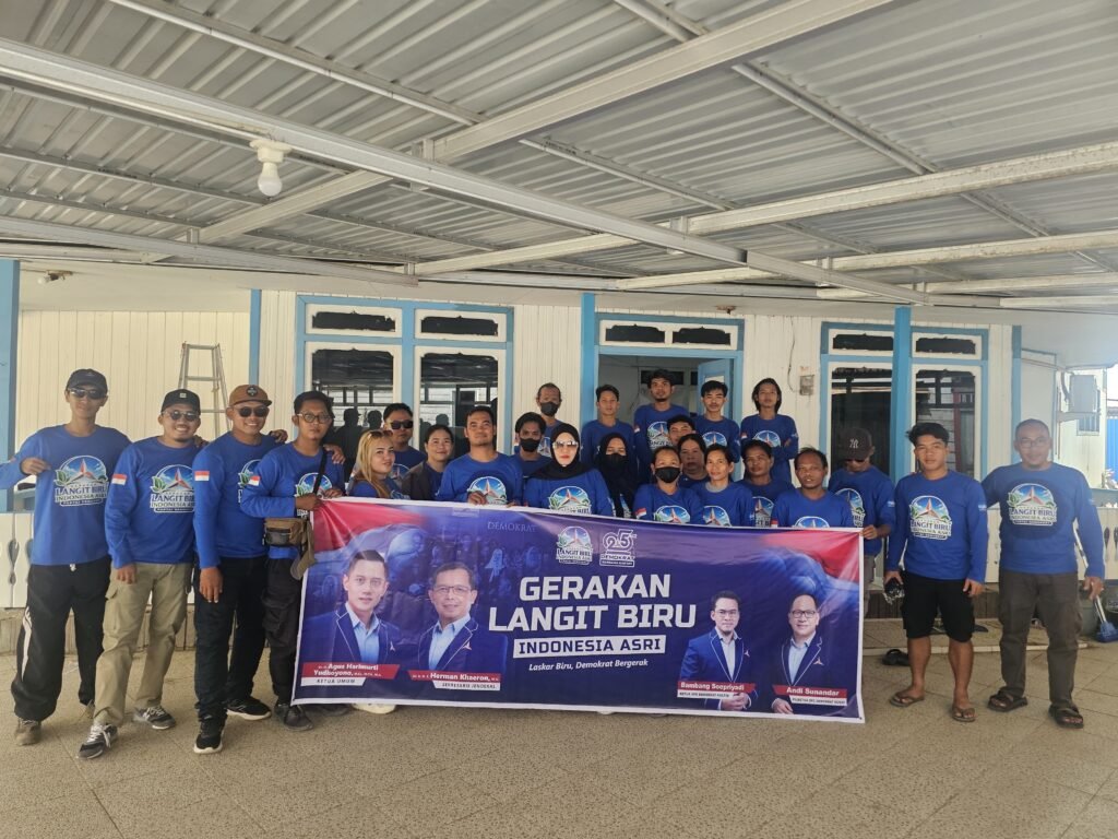Demokrat Kukar Gelar Gerakan Langit Biru Indonesia Asri, Bersama Warga Bersihkan Mushola di Desa Selerong